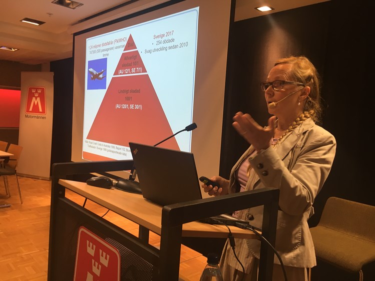 Astrid Linder, forskningschef på VTI, talade på temat trafiksäkerhet och prevention av whiplashskador.