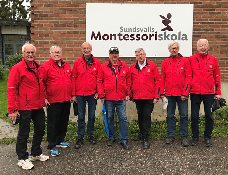 På bilden ses lokalklubbens instruktörer utanför Sundsvalls Montessoriskola.