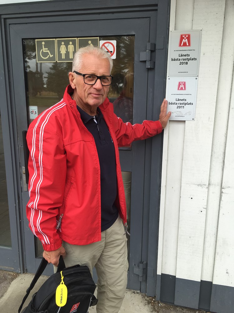På bilden ses Sven Milered från lokalklubb Östergötland som har monterat skylten på Herrbeta rastplats som utsågs till länets (Östergötlands) bästa rastplats 2018.
