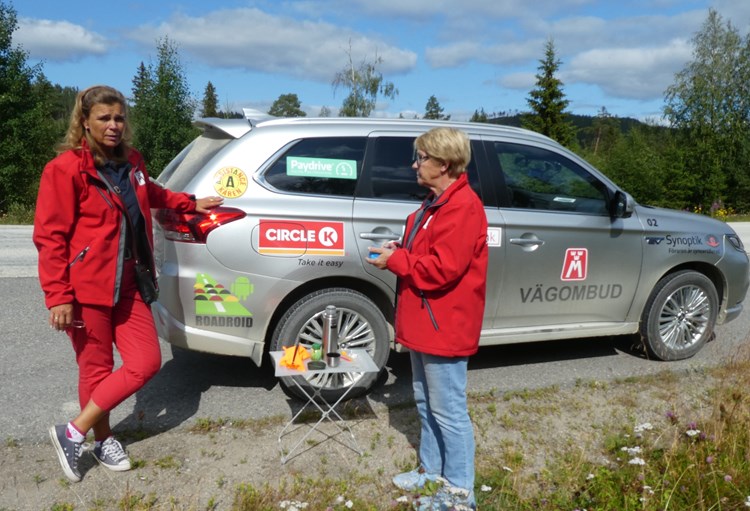 På bilden ses Inger Olofsson från lokalklubben i Östersund tillsammans med Sofia Paulsson från Riksförbundet M Sverige under en mätning av vägkvaliteten på grusvägar