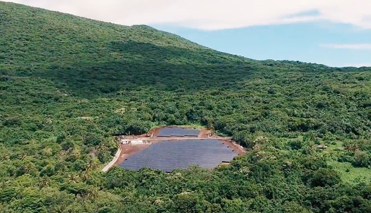 Flygbild över ön Tau som försörjs med el av Tesla SolarCity