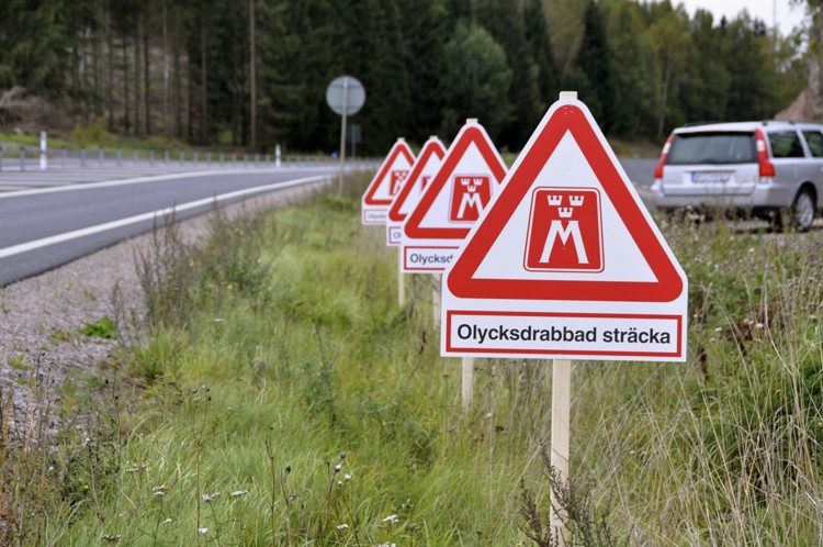 På bilden ses skyltar med texten olycksdrabbad vägsträcka