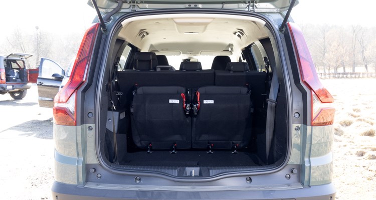 I Dacia är det betydligt billigare lösningar än i Volkswagen. Här fäller man ner ryggstödet på stolarna på den tredje sätesraden, och fäller sedan fram dem. Vill man få ett stort bagageutrymme plockar man helt sonika ur hela stolarna.