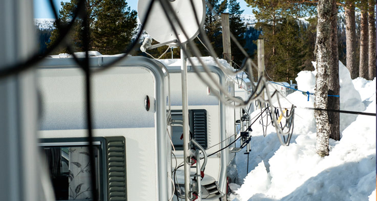 Lägg inte elkabeln direkt på marken eller i snön. Risken är stor att kabeln fryser fast. Många vintercampingplatser har speciella linor där du kan hänga upp elkabeln.