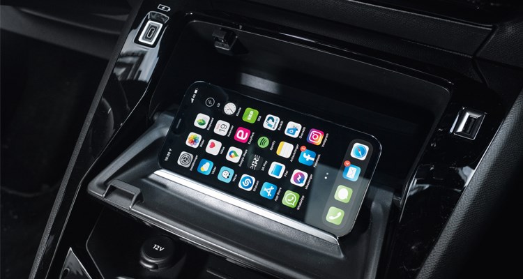 Peugeot har marknadens smartaste mobilhållare. Men med Apple Carplay och Android Auto kan nyttan ifrågasättas.