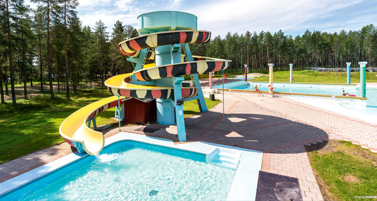 I närheten av Kolarens sommarcafé finns utomhusbadet Arcusbadet.