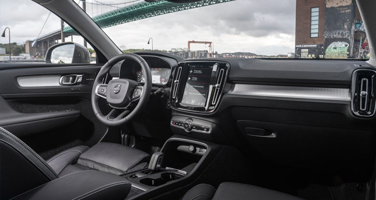 XC40 har Volvos stora och tydliga pekskärm, och ett rejält volymvred. Mycket sköna stolar.