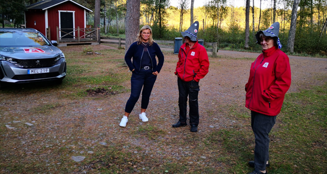 2021: klubbordförande Roland Henricsson med hustru Louise, Sofia Paulsson och 2021 års vägombudsbil - Peugeot 3008