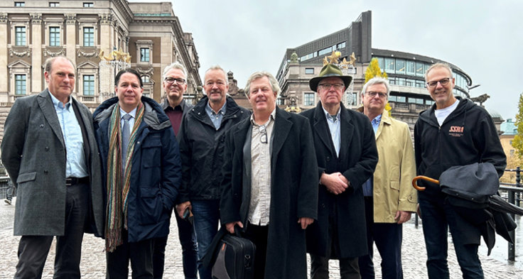 M Sveriges Henrik Nyberg (trea från vänster) besökte Regeringskansliet tillsammans med bland andra Motorhistoriska Riksförbundet och Sveriges Motorcyklister, för att diskutera uttjänta fordon. Foto: Malin Kullberg, SMC