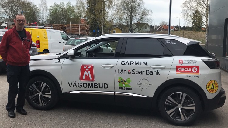 På bilden ses en av klubbens förare, Lars Karlsson, och årets vägombudsbil - Peugeot 3008