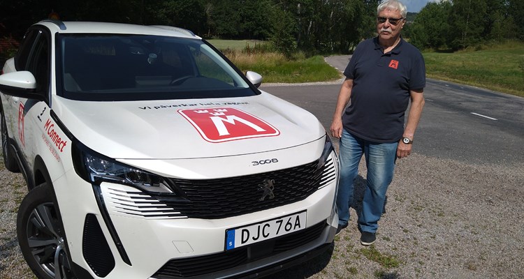 Vägombud/ordförande Lennart Söderberg och årets vägombudsbil - Peugeot 3008
