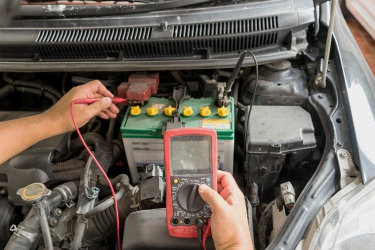 Handen på hjärtat – hur mycket tänker du på bilens startbatteri?