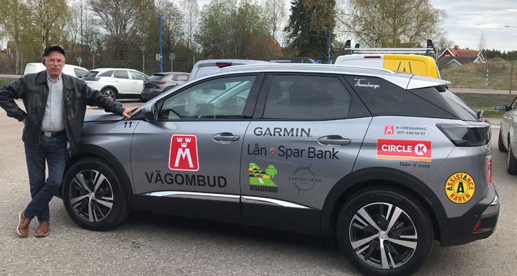 På bilden ses vägombud Hans-Ivar Gjersvold och årets vägombudsbil - Peugeot 3008