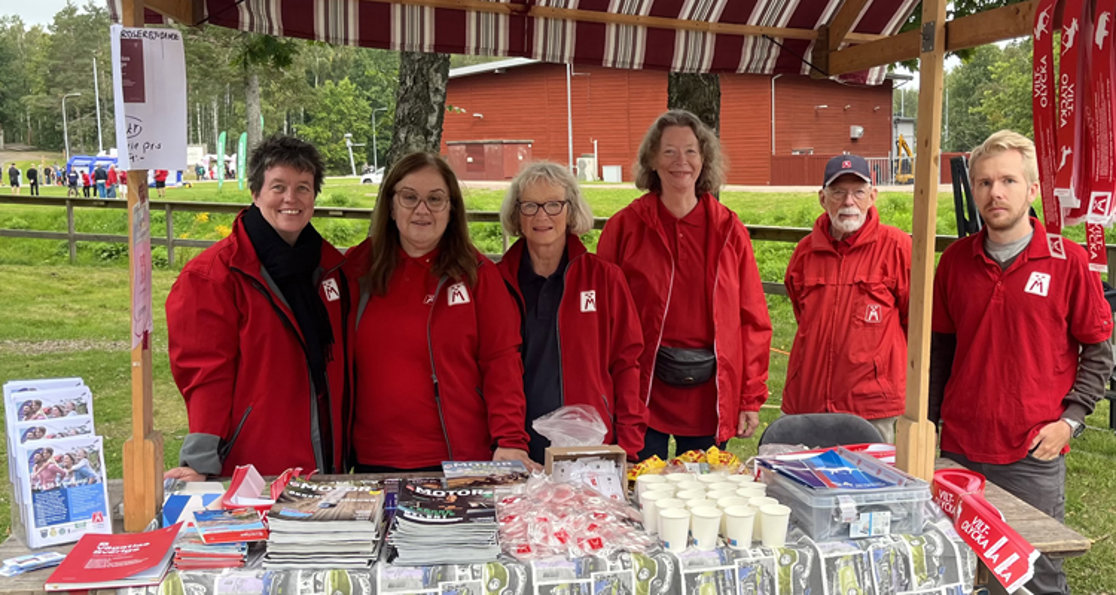 Friskvårdens dag 3 september 2023: Vid bordet: Annika Carp, Jacqueline Tjällman, Mona Johansson, Anne Johansson, Bertil Andersson från Lokalklubbens styrelse samt Tony Gunnarsson, sakkunnig i trafiksäkerhet M Sverige.