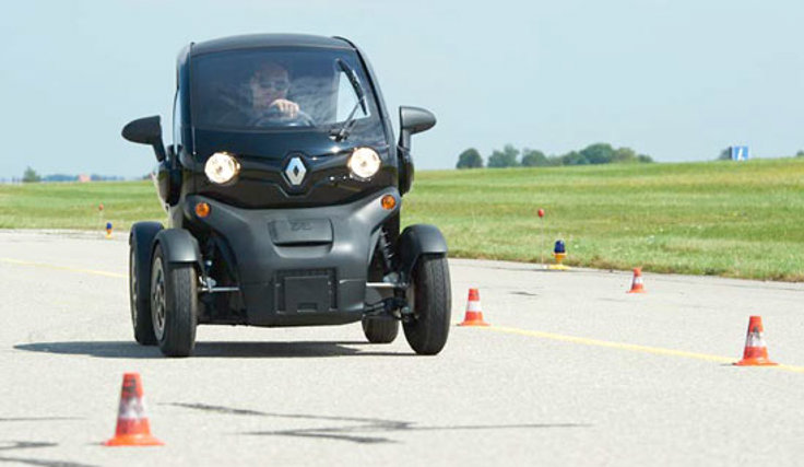 Renault Twizy klarar undanmanöverprovet galant. Den kränger marginellt och uppträder smidigt.