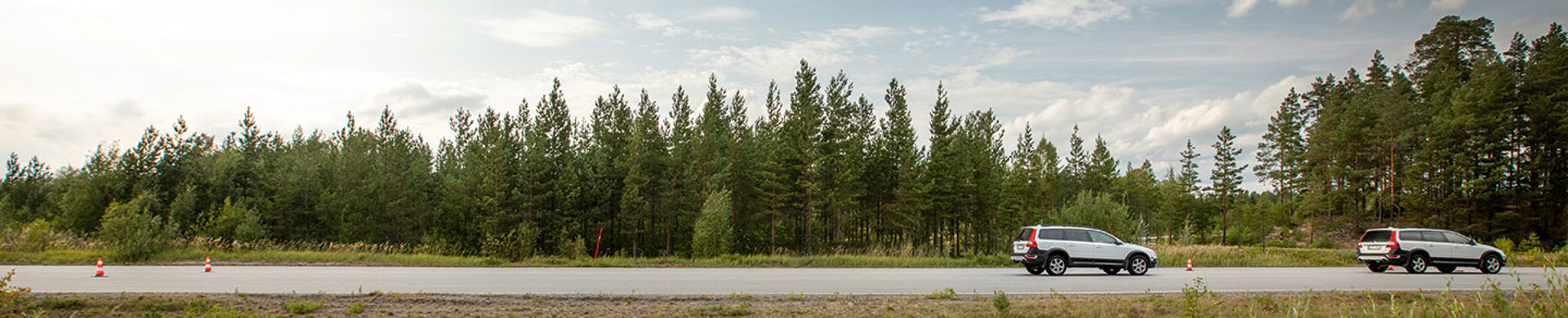 Bromssträcka med två testbilar på testbana.