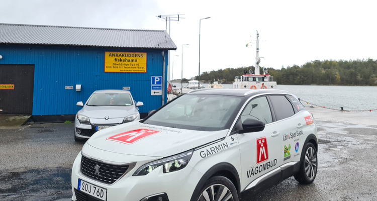 Vägombuden i Stockholm ute på vägkvalitetsmätning en regnig dag i början av juli. Här på rast vid Ankarudden, Torö i Nynäshamns kommun