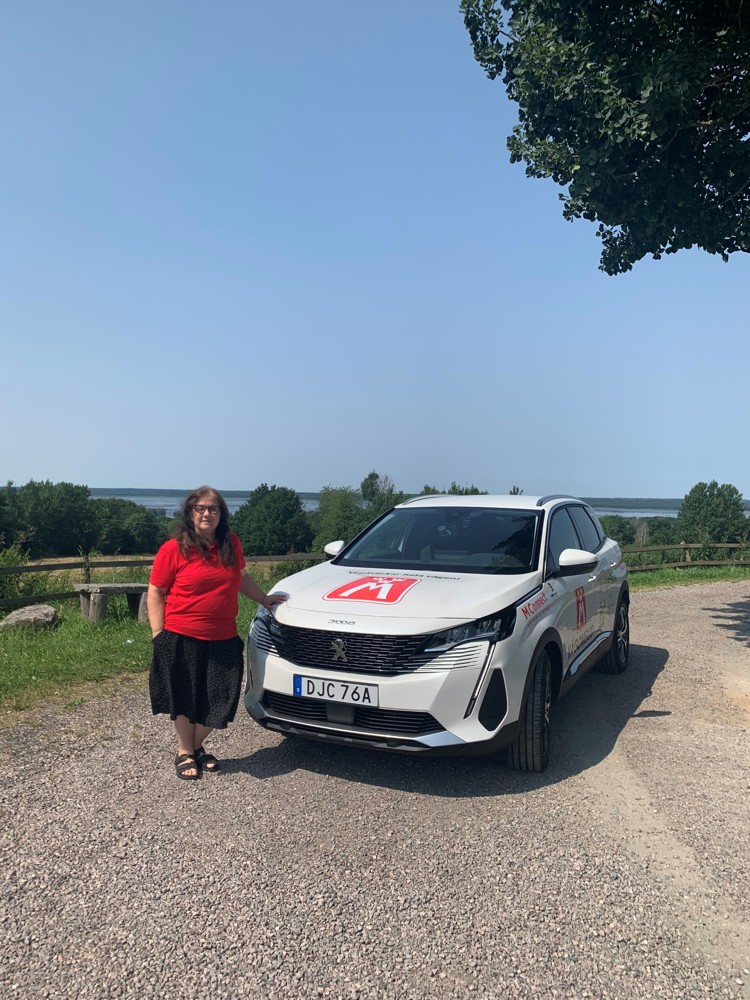 På bilden ses klubbens ordförande Jacqueline Tjällman och årets vägombudsbil - Peugeot 3008