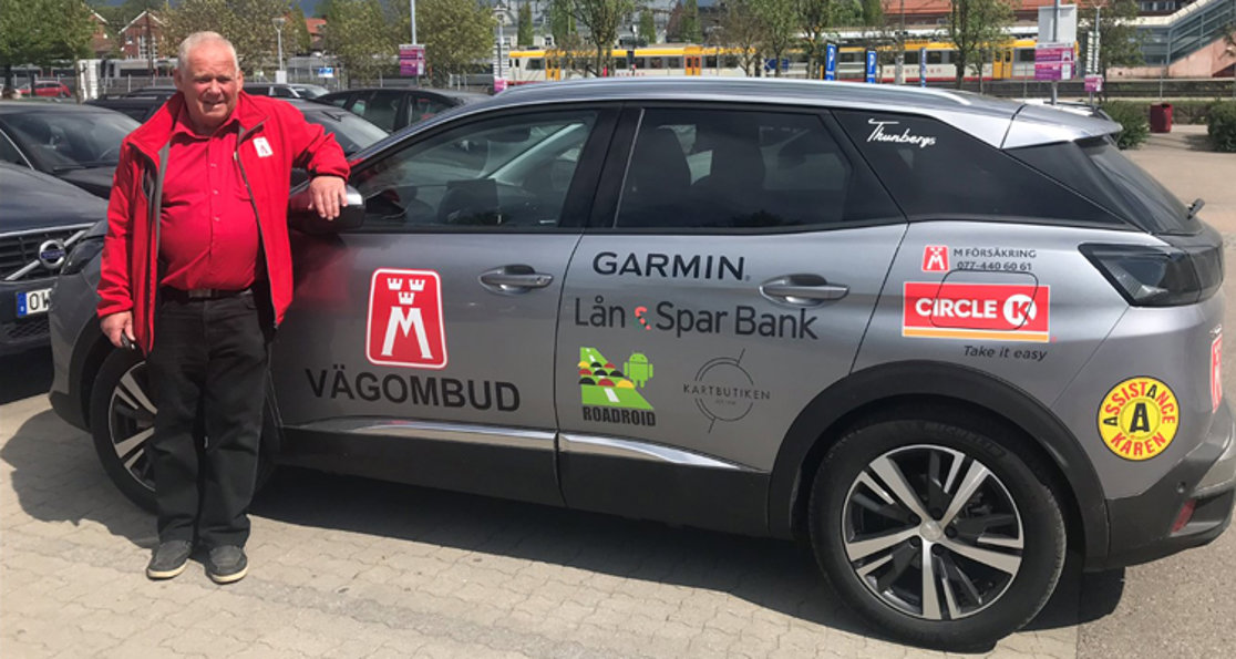 Vägombud Mikael Kullberg och årets vägombudsbil - Peugeot 3008