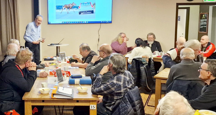 22 februari 2024: Kent Jonelind informerar bl a om viltolyckor hos Dellenbygdens Motorveteraner.  Samma föredrag hölls hos Rotary i Hudiksvall några dagar senare. Foto: DMV