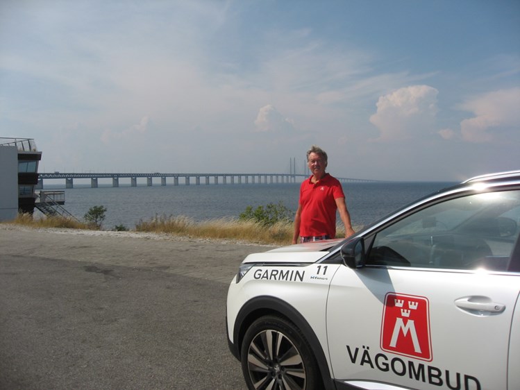 På bilden ses vägombud Lennart Andersson under en vägkvalitetsmätning med Öresundsbron i bakgrunden