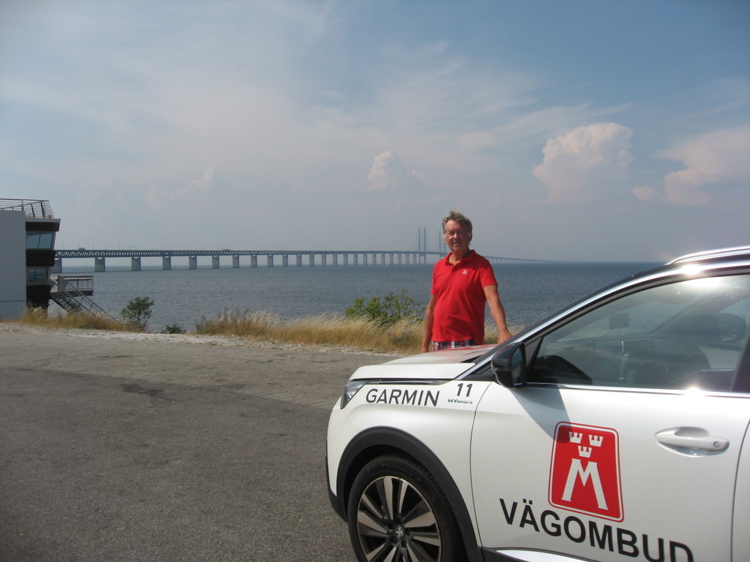 På bilden ses vägombud Lennart Andersson under en vägkvalitetsmätning med Öresundsbron i bakgrunden