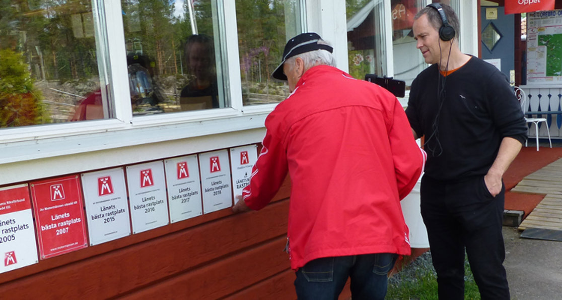 Vägombud Mats Edlund tillsammans med reporter från P4 Dalarna