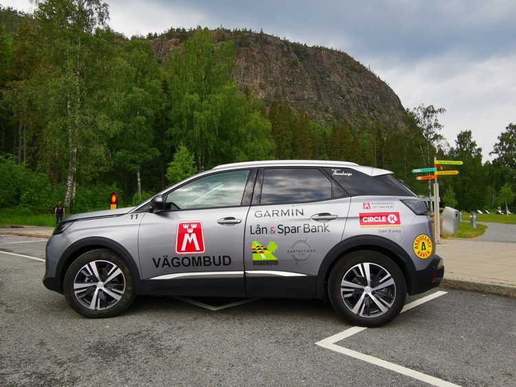 På bilden ses när vägombud Jani Koskela utför vägkvalitetsmätning i trakterna runt Skuleberget
