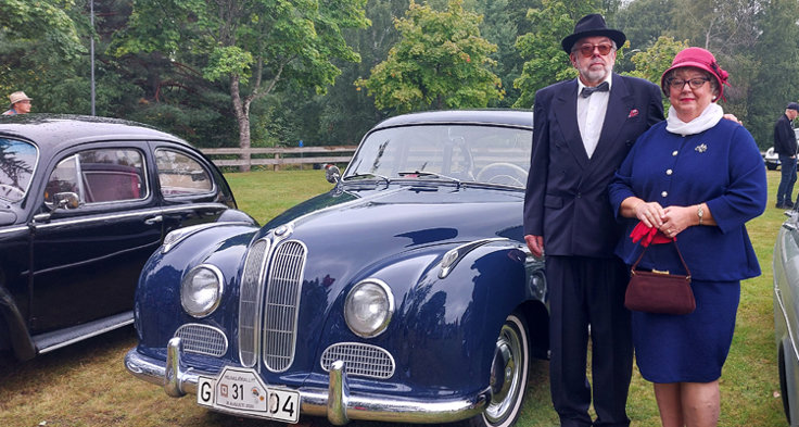 Ett fint exempel är Gert och Karin Kroon från Sövde med en BMW 501 av årsmodell 1959.