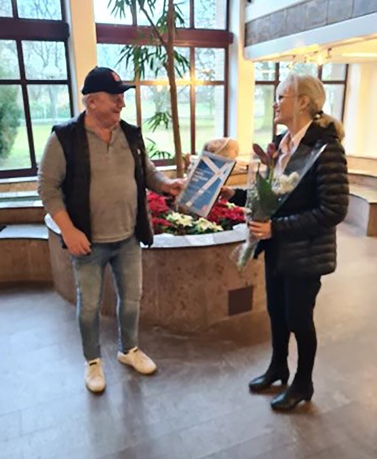 Ordförande Torbjörn Forsell lämnar över diplom och blommor till Annika Petersonbilden ses hur