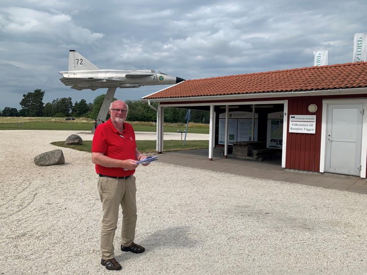 På bilden ses när Lennart Falegård inspekterar rastplats Viggen som också är ena punkten av kulturvägen Vänerslingan