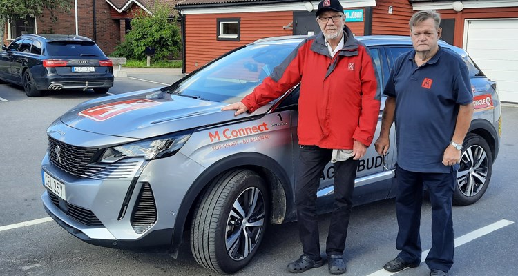 2021: Vägombud Gösta Andersson tillsammans med Gustav Johansson och årets vägombudsbil - Peugeot 3008