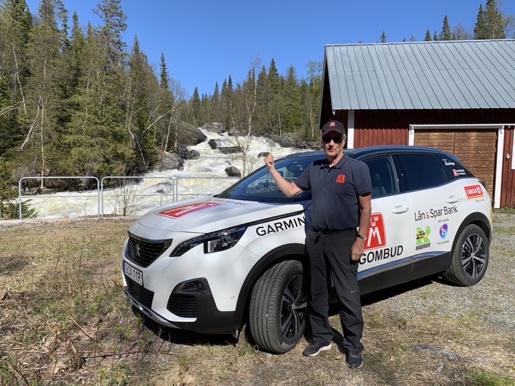På bilden ses vägombud Christer Nyberg och årets vägombudsbil - en Peugeot 3008