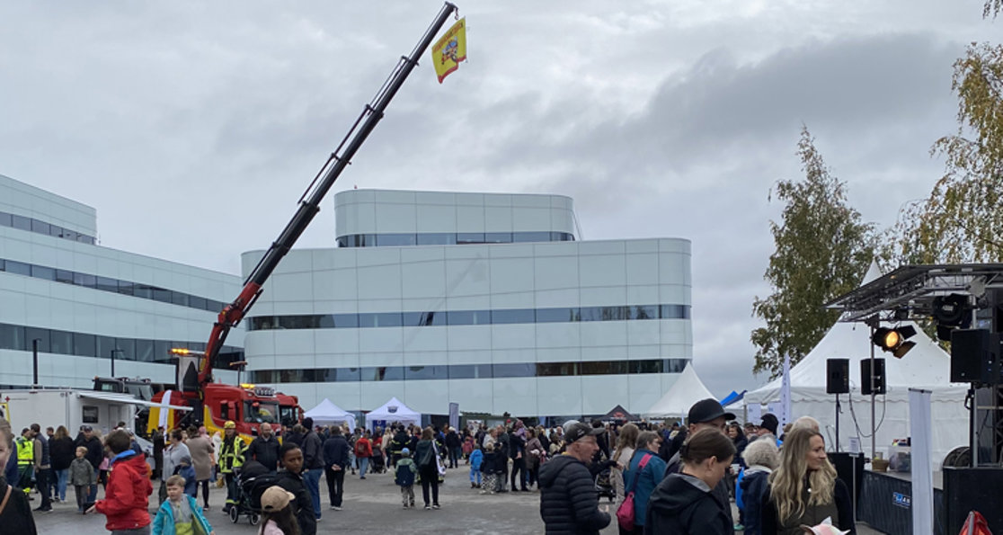 Vi var tidigt på plats just vid ingången till området och nära Assistancekårens mäktiga tungbärgare, som utgjorde en betydande publikmagnet.