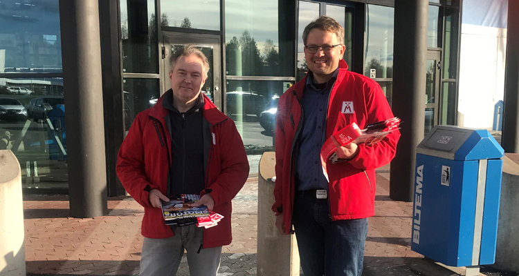 På bilden ses när Clas Blomberg, Västmanland och Michael Niskakoski, Örebro har viltvarningskampanj utanför Biltema i Örebro