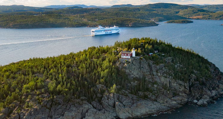 Högst upp på Högbondens klippor balanserar fyren och det populära vandrarhemmet. Båt eller kajak utgår från det sevärda fiskeläget Bönhamn.