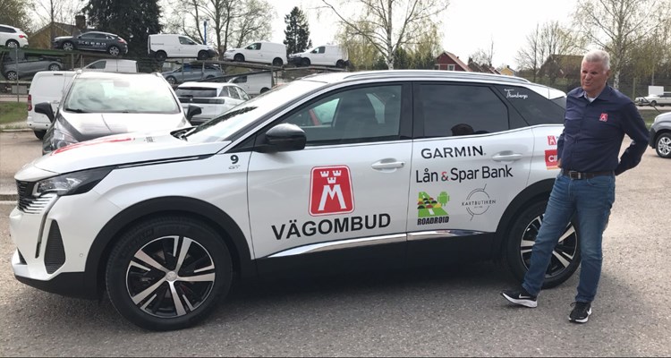 På bilden ses Vägombud Christer Nyberg och årets vägombudsbil - Peugeot 3008