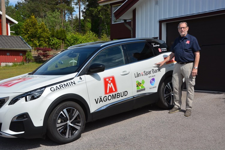 På bilden ses vägombud Bengt-Erik Nilsson och årets vägombudsbil - en Peugeot 3008