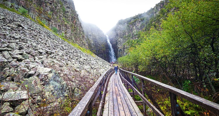 Besök Njupeskärs vattenfall i Dalarna. Foto: Pressbild