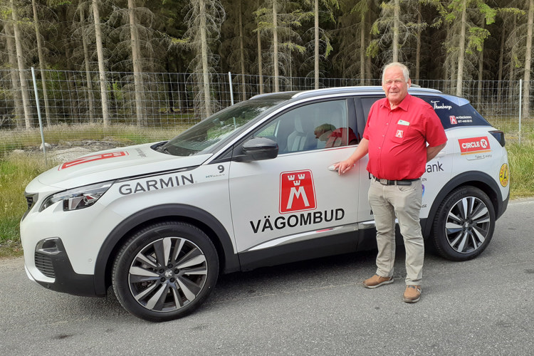 På bilden ses vägombud Mikael Kullberg och årets vägombudsbil - en Peugeot 3008