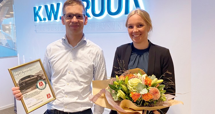 Fredrik Tevin Ivarsson och Kristin Boissonneau Gren tar emot diplomet för Årets smartaste bilköp 2020: Peugeot 508 SW Plug-in Hybrid