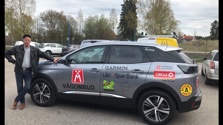 På bilden ses vägombud Hans-Ivar Gjersvold och årets vägombudsbil - Peugeot 3008