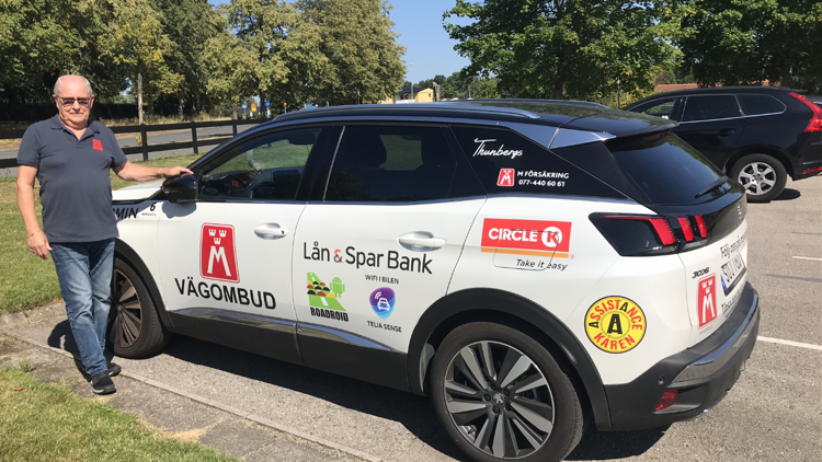På bilden ses vägombud Leif Tellfjord och årets vägombudsbil en Peugeot 3008