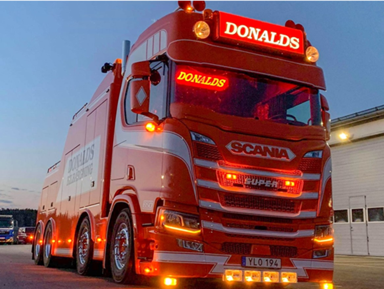 På bilden ses en av Donalds Bilbärgning fordon