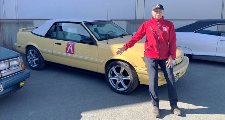 9 maj 2026: Anders Pähn, M avdelning Jänköping, var också en av utställarna med sin egna bil en Pontiac Sunbird från 1993.