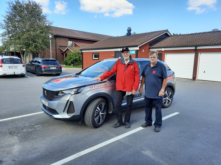På bilden ses vägombud Gösta Andersson tillsammans med Gustav Johansson och årets vägombudsbil - Peugeot 3008