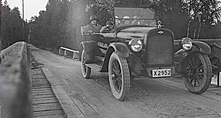 Familjen Edlund vid Holmabron utanför Bollnäs, 1922. Foto: Per Lindberg, Länsmuseet Gävleborg.