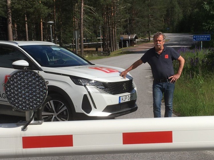 På bilden ses klubbordförande Leif Johansson vid gränsstationen i Morokulien