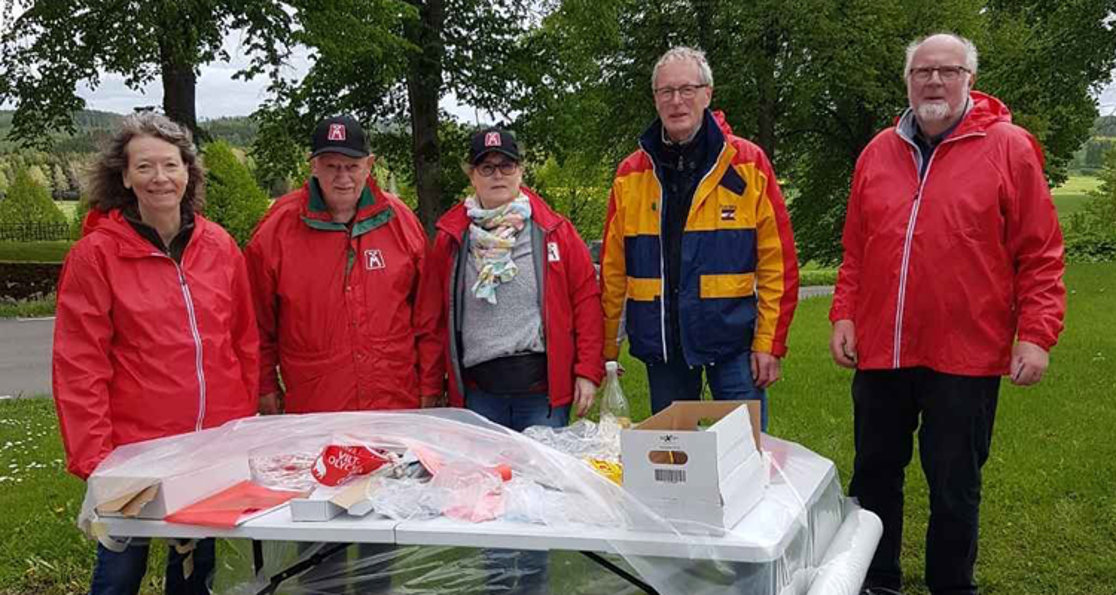 På bilden ser vi Anne Johansson, Per-Olof Stenström, Karin Ågren, Ingemar Johansson från Körkortsveteranerna samt Lennart Falegård.