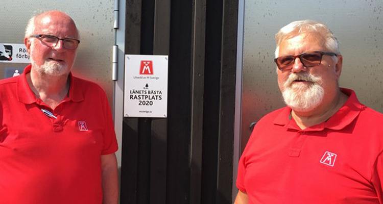 Länets bästa rastplats 2020 - Risbro. Vägombud Lennart Falegård och Jan Möller från lokalklubb Skaraborg har just skruvat upp skylten "Länets bästa rastplats 2020". Rastplatserna bedöms två gånger per säsong utifrån kriterier som som t ex skötsel, städning, trygghet och trafiksäkerhet.